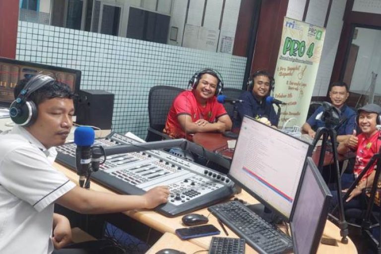 Perwakilan dari SSB PSS yang hadir dalam acara Obrolan Komunitas di RRI pada hari Selasa pagi, tanggal 4 Februari 2025, yakni Edi Triono (Ketua Umum), Gus Munir (Wakil Ketua Umum), Aldeno (Manajer), dan Yulius Hendra Jaya. (BEKISARMEDIA/HUMAS SSB PSS)