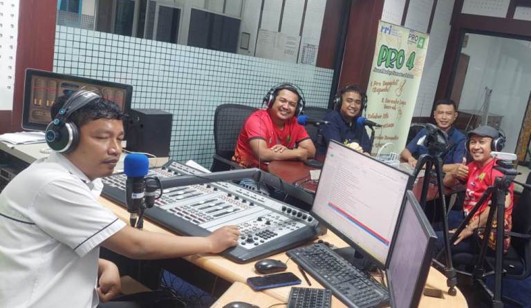 Perwakilan dari SSB PSS yang hadir dalam acara Obrolan Komunitas di RRI pada hari Selasa pagi, tanggal 4 Februari 2025, yakni Edi Triono (Ketua Umum), Gus Munir (Wakil Ketua Umum), Aldeno (Manajer), dan Yulius Hendra Jaya. (BEKISARMEDIA/HUMAS SSB PSS)