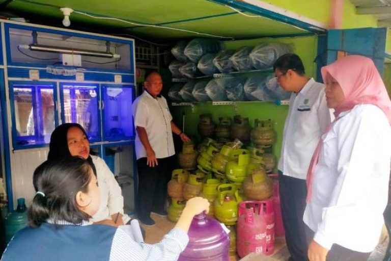 Tim gabungan yang bertugas untuk melakukan pengawasan terhadap harga dan ketersediaan Barang Kebutuhan Pokok dan Penting (Bapokting) Disdagperind Kabupaten Muba, melakukan pengecekan ke beberapa pengecer di Kecamatan Sekayu, pada hari Selasa, tanggal 4 Februari 2025. (BEKISARMEDIA/APRIZAL)