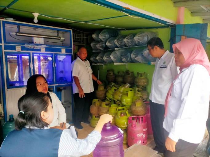 Tim gabungan yang bertugas untuk melakukan pengawasan terhadap harga dan ketersediaan Barang Kebutuhan Pokok dan Penting (Bapokting) Disdagperind Kabupaten Muba, melakukan pengecekan ke beberapa pengecer di Kecamatan Sekayu, pada hari Selasa, tanggal 4 Februari 2025. (BEKISARMEDIA/APRIZAL)