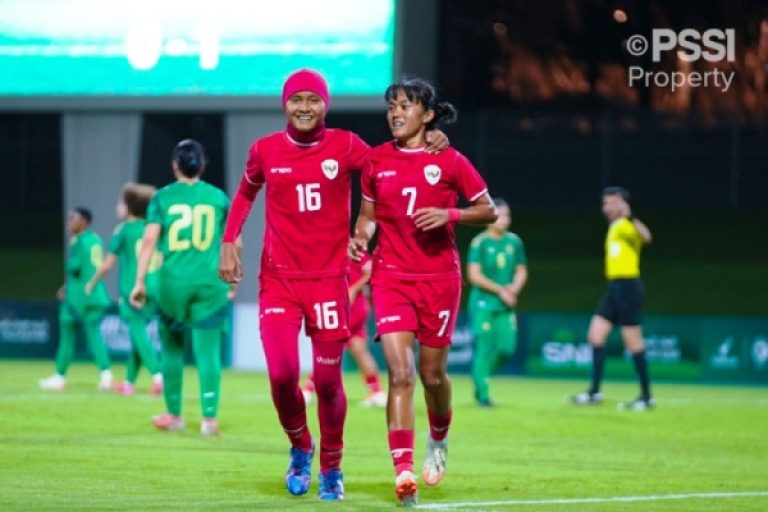 Pemain Tim Nasional Sepak Bola Putri Indonesia saat pertandingan melawan tuan rumah Arab Saudi dengan skor 1-0, pada Women's FIFA Matchday di Stadion King Abdullah Sport City Reserve, Jeddah, hari Kamis, tanggal 20 Februari 2025. (BEKISARMEDIA/PSSI)