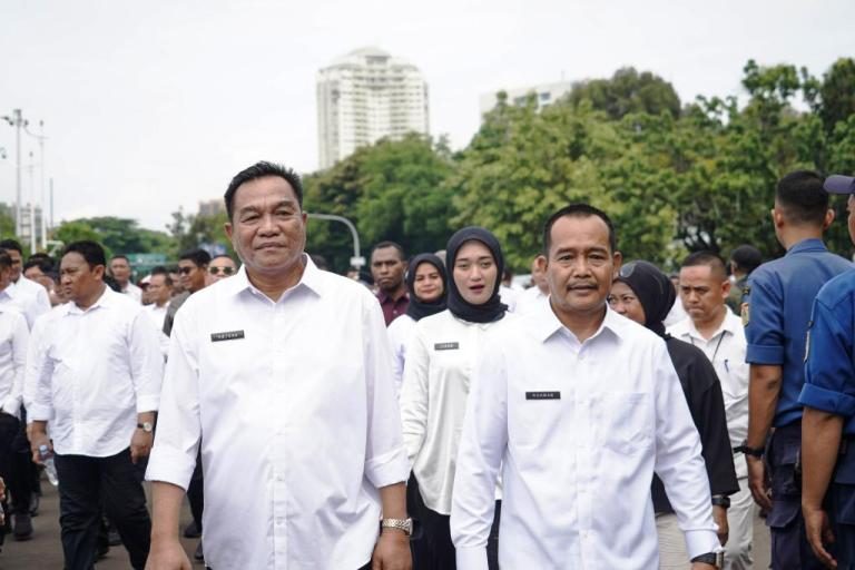 Bupati dan Wakil Bupati Kabupaten Musi Banyuasin (Muba) yang terpilih dari Pemilihan Kepala Daerah (Pilkada) pada Desember 2024 yang lalu, M. Toha dan Kiyai Rohman, mengikuti gladih bersih pelantikan, pada hari Rabu, tanggal 19 Februari 2025, di istana negara. (BEKISARMEDIA/APRIZAL)