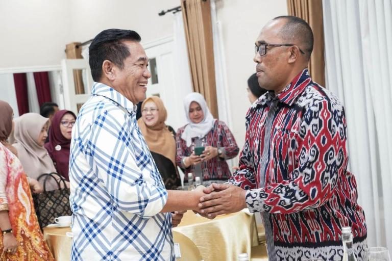 Bupati Kabupaten Musi Banyuasin periode 2025-2030 yang baru terpilih, M. Toha, bersama Komandan Resort Militer 044/Gapo, Brigjen TNI Adri Koedyanto, di Pendopoan Griya Bumi Serasan Sekate, pada hari Rabu, tanggal 12 Februari 2025. (BEKISARMEDIA/APRIZAL)