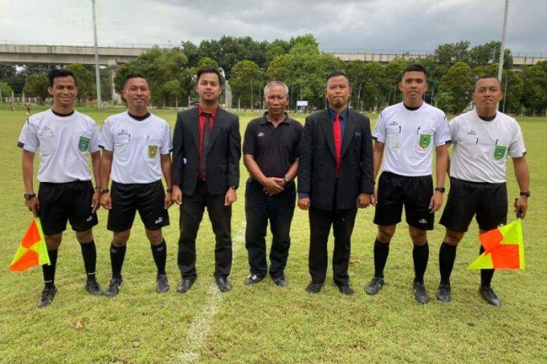 Wasit yang memimpin jalannya pertandingan Liga 4 Indonesia Zona Sumatera Selatan tahun 2025. (BEKISARMEDIA/TRI RICKI)