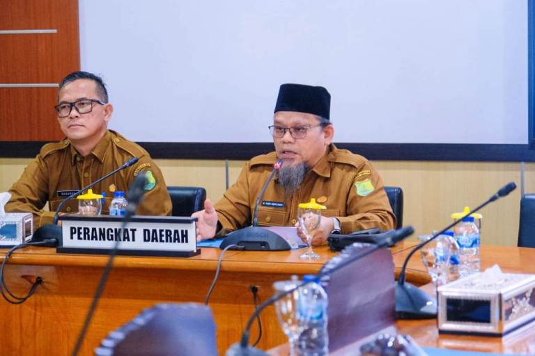 Asisten I Sekretariat Daerah (Setda) Kabupaten Muba, Yudi Herzandi, saat mengikuti rapat bersama Dewan Perwakilan Rakyat Daerah Kabupaten Muba, terkait Rapat Paripurna Pidato Bupati Muba masa Jabatan 2025-203. (BEKISARMEDIA/APRIZAL)