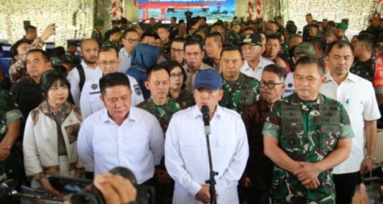 Gubernur Provinsi Sumatera Selatan (Sumsel), Herman Deru, mendampingi Menteri ATR/Kepala BPN, Nusron Wahid, melakukan Kunjungan Kerja (Kunker) ke Sumsel dalam rangka melaksanakan Penyerahan Sertifikat Pusat Latihan Tempur TNI AD (Puslatpur) dari Menteri ATR/Kepala BPN Kepada Kepala Staf Angkatan Darat (Kasad), Jendral TNI Maruli Simanjuntak, di Puslatpur, Kabupaten Ogan Komering Ulu (OKU Timur, pada hari Rabu, tanggal 12 Maret 2025. (BEKISARMEDIA/SIKUMBANG)