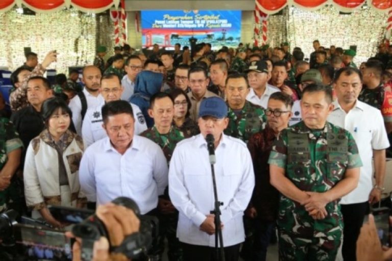 Gubernur Provinsi Sumatera Selatan (Sumsel), Herman Deru, mendampingi Menteri ATR/Kepala BPN, Nusron Wahid, melakukan Kunjungan Kerja (Kunker) ke Sumsel dalam rangka melaksanakan Penyerahan Sertifikat Pusat Latihan Tempur TNI AD (Puslatpur) dari Menteri ATR/Kepala BPN Kepada Kepala Staf Angkatan Darat (Kasad), Jendral TNI Maruli Simanjuntak, di Puslatpur, Kabupaten Ogan Komering Ulu (OKU Timur, pada hari Rabu, tanggal 12 Maret 2025. (BEKISARMEDIA/SIKUMBANG)