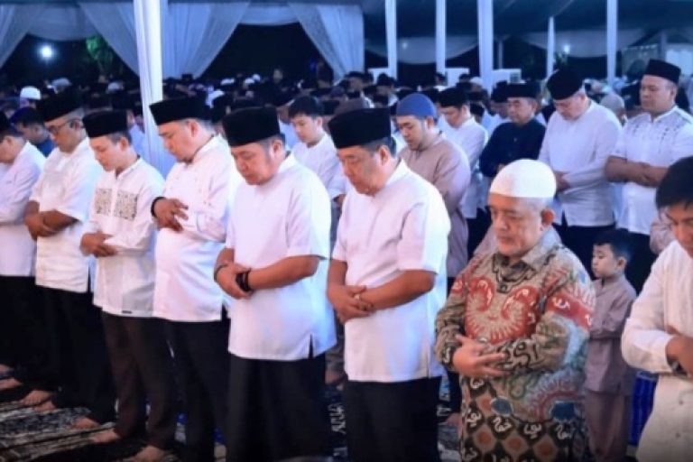 Ketua Dewan Perwakilan Rakyat Daerah Provinsi Sumatera Selatan, Andie Dinialdie, melakukan sholat berjama'ah dengan Gubernur dan Wakil Gubernur serta masyarakat Sumatera Selatan di Griya Agung, Palembang, hari Jum'at, tanggal 28 Februari 2025. (BEKISARMEDIA/SIKUMBANG)