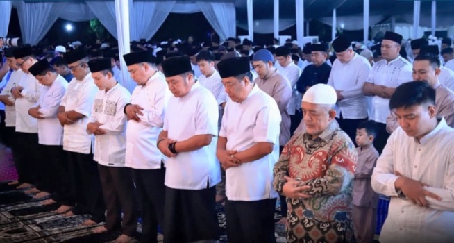 Ketua Dewan Perwakilan Rakyat Daerah Provinsi Sumatera Selatan, Andie Dinialdie, melakukan sholat berjama'ah dengan Gubernur dan Wakil Gubernur serta masyarakat Sumatera Selatan di Griya Agung, Palembang, hari Jum'at, tanggal 28 Februari 2025. (BEKISARMEDIA/SIKUMBANG)
