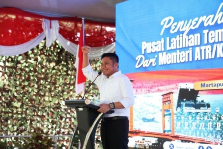 Gubernur Provinsi Sumatera Selatan (Sumsel), Herman Deru, mendampingi Menteri ATR/Kepala BPN, Nusron Wahid, melakukan Kunjungan Kerja (Kunker) ke Sumsel dalam rangka melaksanakan Penyerahan Sertifikat Pusat Latihan Tempur TNI AD (Puslatpur) dari Menteri ATR/Kepala BPN Kepada Kepala Staf Angkatan Darat (Kasad), Jendral TNI Maruli Simanjuntak, di Puslatpur, Kabupaten Ogan Komering Ulu (OKU Timur, pada hari Rabu, tanggal 12 Maret 2025. (BEKISARMEDIA/SIKUMBANG)