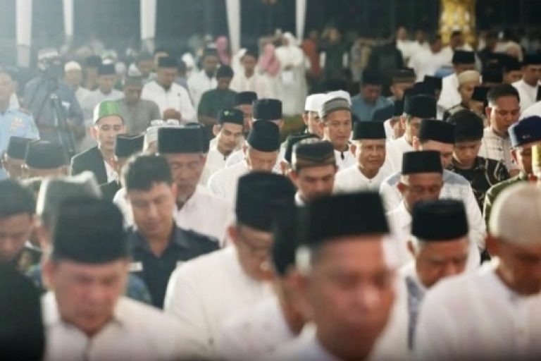 Ketua Dewan Perwakilan Rakyat Daerah Provinsi Sumatera Selatan, Andie Dinialdie, melakukan sholat berjama'ah dengan Gubernur dan Wakil Gubernur serta masyarakat Sumatera Selatan di Griya Agung, Palembang, hari Jum'at, tanggal 28 Februari 2025. (BEKISARMEDIA/SIKUMBANG)