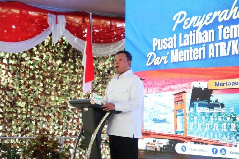 Menteri ATR/Kepala BPN, Nusron Wahid, melakukan Kunjungan Kerja (Kunker) ke Sumsel dalam rangka melaksanakan Penyerahan Sertifikat Pusat Latihan Tempur TNI AD (Puslatpur) dari Menteri ATR/Kepala BPN Kepada Kepala Staf Angkatan Darat (Kasad), Jendral TNI Maruli Simanjuntak, di Puslatpur, Kabupaten Ogan Komering Ulu (OKU Timur, pada hari Rabu, tanggal 12 Maret 2025. (BEKISARMEDIA/SIKUMBANG)