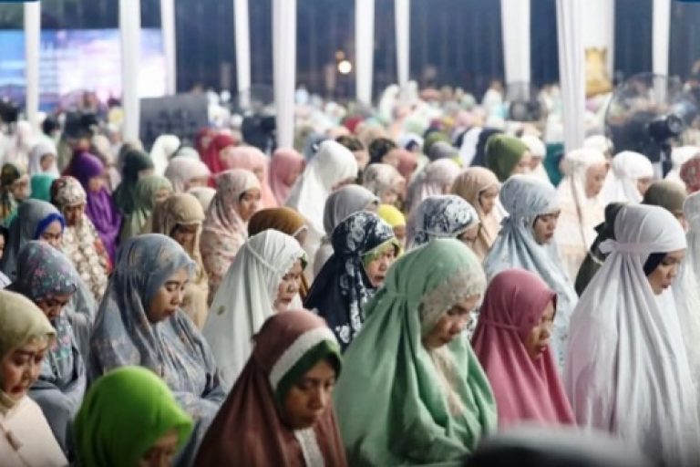 Ketua Dewan Perwakilan Rakyat Daerah Provinsi Sumatera Selatan, Andie Dinialdie, melakukan sholat berjama'ah dengan Gubernur dan Wakil Gubernur serta masyarakat Sumatera Selatan di Griya Agung, Palembang, hari Jum'at, tanggal 28 Februari 2025. (BEKISARMEDIA/SIKUMBANG)