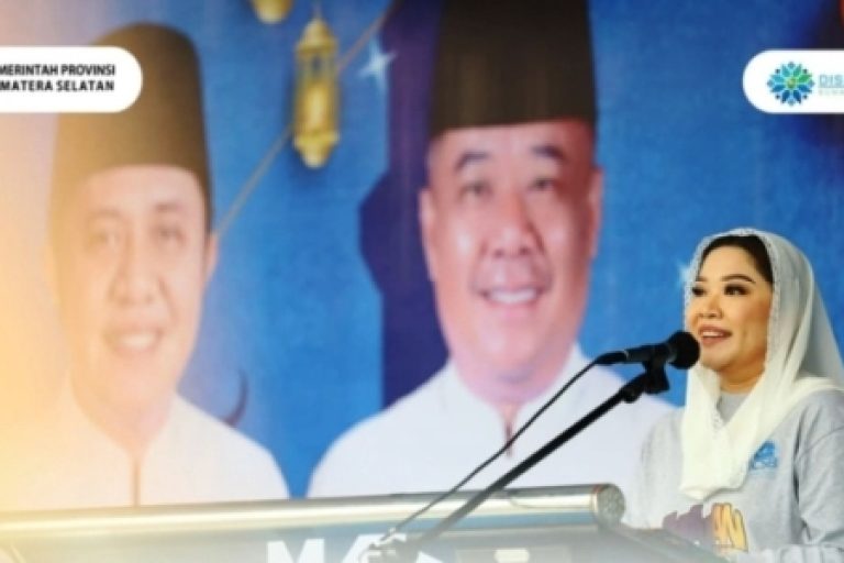 Koordinator Wilayah (Korwil) ICSB Sumsel, Hj. Samantha, saat menghadiri acara Jajan Bukoan 2025 di Monumen Perjuangan Rakyat (Monpera), pada hari Rabu, tanggal 5 Maret 2025. (BEKISARMEDIA/OYONG HAIRUDIN)