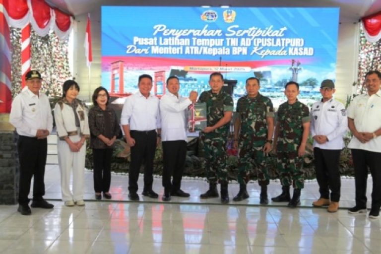 Gubernur Provinsi Sumatera Selatan (Sumsel), Herman Deru, mendampingi Menteri ATR/Kepala BPN, Nusron Wahid, melakukan Kunjungan Kerja (Kunker) ke Sumsel dalam rangka melaksanakan Penyerahan Sertifikat Pusat Latihan Tempur TNI AD (Puslatpur) dari Menteri ATR/Kepala BPN Kepada Kepala Staf Angkatan Darat (Kasad), Jendral TNI Maruli Simanjuntak, di Puslatpur, Kabupaten Ogan Komering Ulu (OKU Timur, pada hari Rabu, tanggal 12 Maret 2025. (BEKISARMEDIA/SIKUMBANG)
