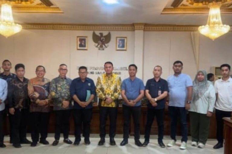 Ketua Dewan Perwakilan Rakyat Daerah (DPRD) Provinsi Sumatera Selatan (Sumsel), Andie Dinialdie, menerima perwakilan tenaga honorer dari berbagai Organisasi Perangkat Daerah (OPD) di lingkungan Pemerintah Provinsi (Pemprov) Sumsel, pada hari Jum'at, tanggal 10 Januari 2025. (BEKISARMEDIA/SIKUMBANG)