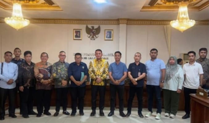 Ketua Dewan Perwakilan Rakyat Daerah (DPRD) Provinsi Sumatera Selatan (Sumsel), Andie Dinialdie, menerima perwakilan tenaga honorer dari berbagai Organisasi Perangkat Daerah (OPD) di lingkungan Pemerintah Provinsi (Pemprov) Sumsel, pada hari Jum'at, tanggal 10 Januari 2025. (BEKISARMEDIA/SIKUMBANG)