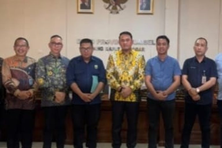 Ketua Dewan Perwakilan Rakyat Daerah (DPRD) Provinsi Sumatera Selatan (Sumsel), Andie Dinialdie, menerima perwakilan tenaga honorer dari berbagai Organisasi Perangkat Daerah (OPD) di lingkungan Pemerintah Provinsi (Pemprov) Sumsel, pada hari Jum'at, tanggal 10 Januari 2025. (BEKISARMEDIA/SIKUMBANG)