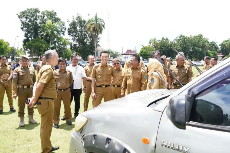 Bupati Kabupaten Ogan Komering Ilir, H. Muchendi, melakukan apel kendaraan dinas di Kantor Bupati, hari Senin, tanggal 3 Maret 2025. (BEKISARMEDIA/OYONG HAIRUDIN)