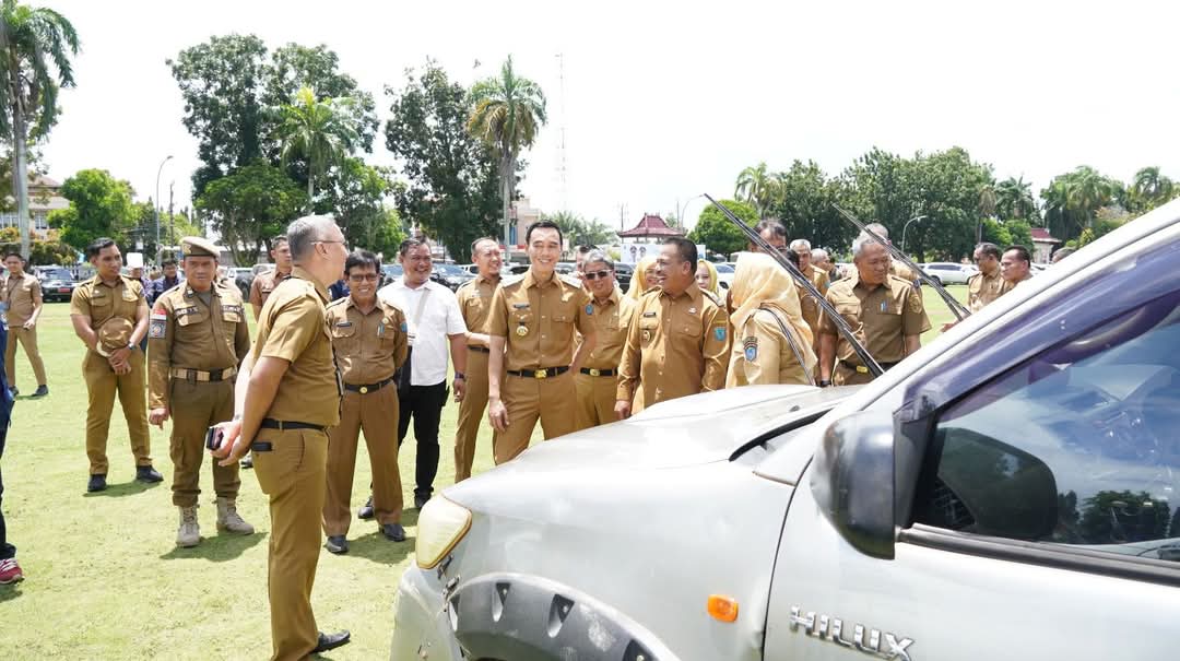 Bupati Kabupaten Ogan Komering Ilir, H. Muchendi, melakukan apel kendaraan dinas di Kantor Bupati, hari Senin, tanggal 3 Maret 2025. (BEKISARMEDIA/OYONG HAIRUDIN)