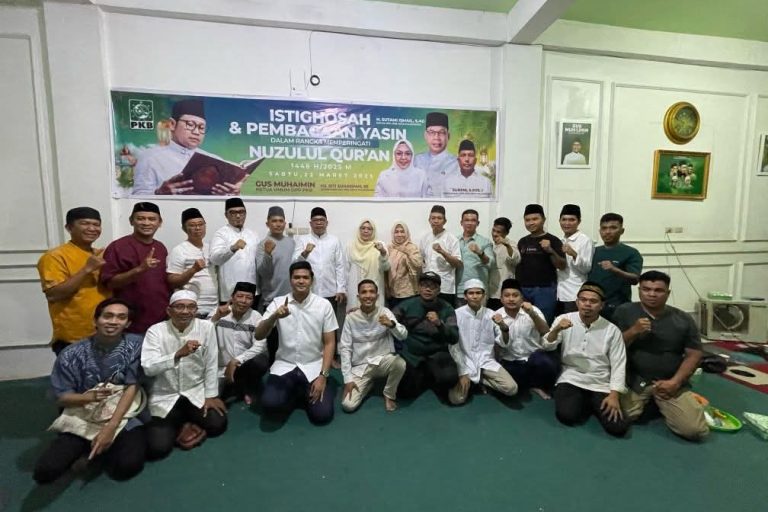 Kader dan Pengurus Dewan Pimpinan Cabang Partai Kebangkitan Bangsa Kota Palembang menggelar tradisi tahunan yakni Istighosah dan pembacaan Yasin dalam rangka memperingati Nuzulul Quran di Kantor DPC PKB Kota Palembang pada hari Sabtu, tanggal 22 Maret 2025. (BEKISARMEDIA/SIKUMBANG)
