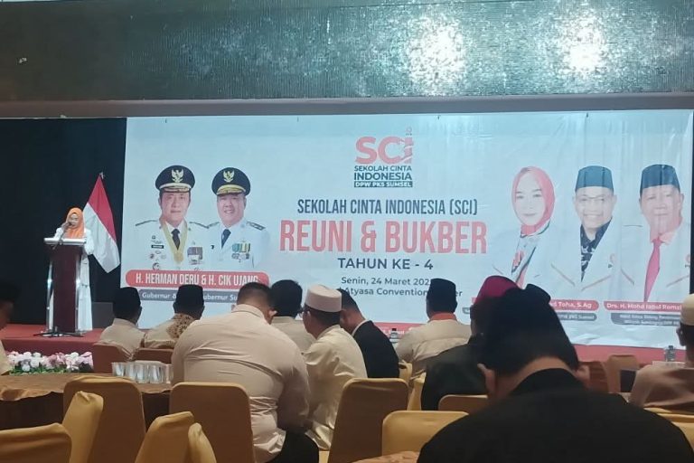 Ketua Sekolah Cinta Indonesia Provinsi Sumatera Selatan, Dian Pratiwi, saat memberikan kata sambutan pada acara Reuni dan Buka Bersama dengan para alumni di Grand Atyasa Convention Center, Palembang, pada hari Senin, tanggal 23 Maret 2025. (BEKISARMEDIA/ANGGA PUTRA)