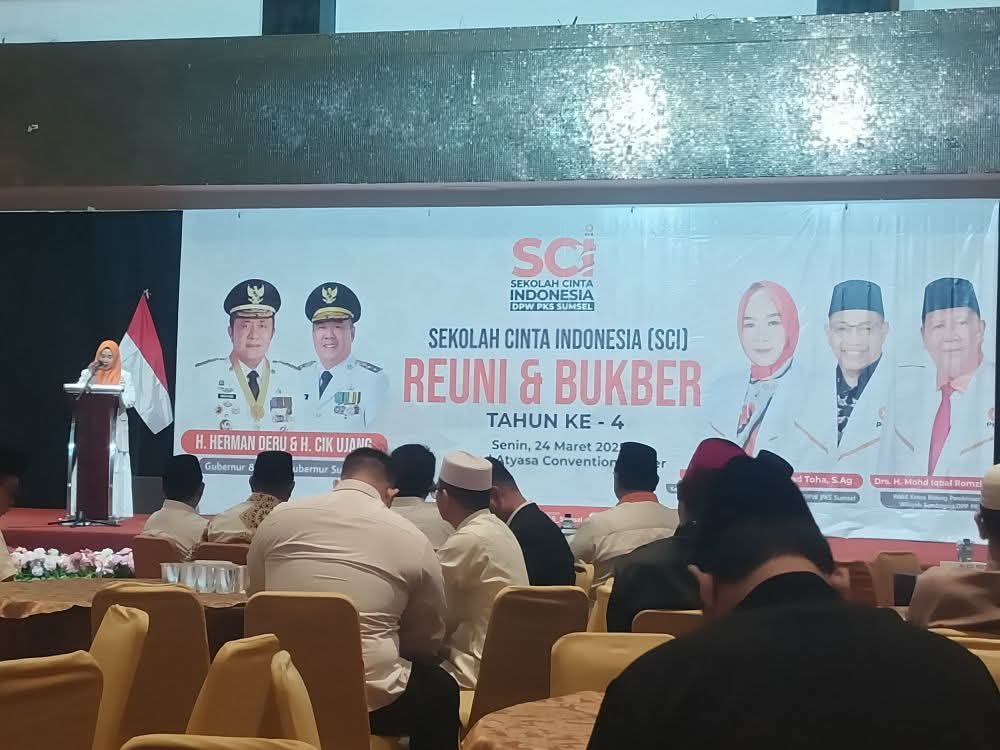 Ketua Sekolah Cinta Indonesia Provinsi Sumatera Selatan, Dian Pratiwi, saat memberikan kata sambutan pada acara Reuni dan Buka Bersama dengan para alumni di Grand Atyasa Convention Center, Palembang, pada hari Senin, tanggal 23 Maret 2025. (BEKISARMEDIA/ANGGA PUTRA)