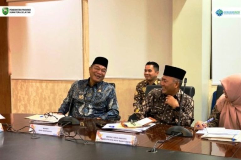 Bupati Kabupaten Musi Banyuasin, M. Toha, didampingi Sekretaris Daerah Kabupaten Musi Banyuasin, Dr. H. Apriyadi Mahmud, saat menghadiri pertemuan dengan Gubernur dan Wakil Gubernur Provinsi Sumatera Selatan, hari Kamis, tanggal 27 Maret 2025. (BekisarMedia/Sikumbang)