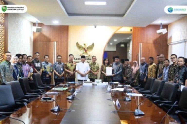 Gubernur Provinsi Sumatera Selatan (Sumsel), Herman Deru, didampingi Wakil Gubernur (Wagub) Sumsel, Cik Ujang, menerima kedatangan Bupati Kabupaten Musi Banyuasin (Muba), M. Toha, di ruang rapat Gubernur Sumsel, pada hari Kamis, tanggal 27 Maret 2025. (BekisarMedia.id/Sikumbang)