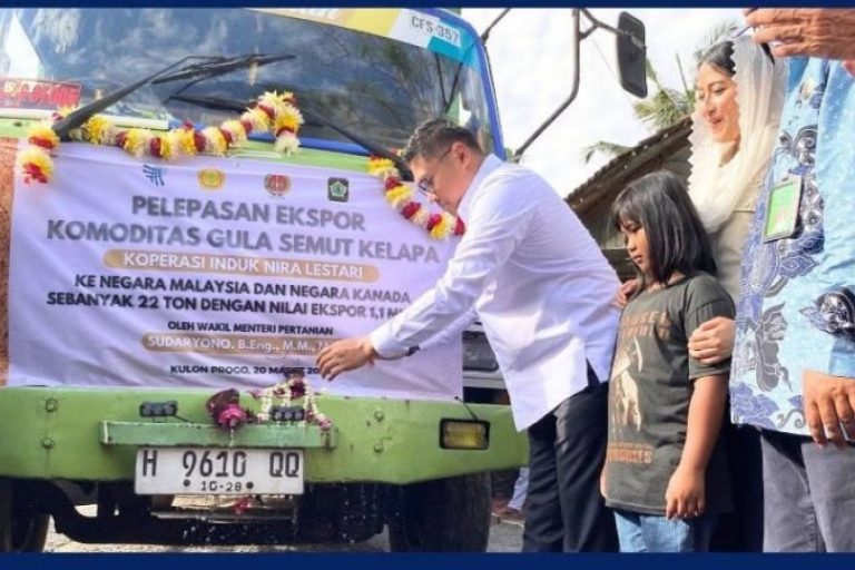 Wakil Menteri Pertanian Republik Indonesia, Sudaryono saat melepas ekspor Gula Semut ke Kanada sebanyak 20 ton dengan nilai Rp800 juta, dan ke Malaysia sebanyak 2 ton dengan total nilai Rp300 juta rupiah, di Desa Girimulyo, Kecamatan Kokap, Kabupaten Kulon Progo, Yogyakarta, pada hari Kamis, tanggal 20 Maret 2025. (BekisarMedia.id/instagram ditjenperkebunan)