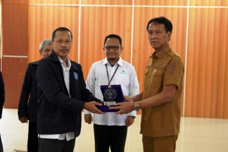 Asmar Wijaya, Pj. Bupati Kabupaten OKI, pada Acara penerimaan mahasiswa Politeknik Statistika STIS untuk melaksanakan Praktik Kerja Lapangan (PKL), yang berlangsung di Ruang Rapat Bende Seguguk II, hari Selasa, tanggal 11 Februari 2025. (BEKISARMEDIA/OYONG HAIRUDIN)