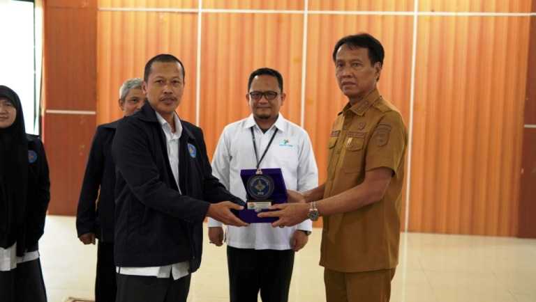 Asmar Wijaya, Pj. Bupati Kabupaten OKI, pada Acara penerimaan mahasiswa Politeknik Statistika STIS untuk melaksanakan Praktik Kerja Lapangan (PKL), yang berlangsung di Ruang Rapat Bende Seguguk II, hari Selasa, tanggal 11 Februari 2025. (BEKISARMEDIA/OYONG HAIRUDIN)