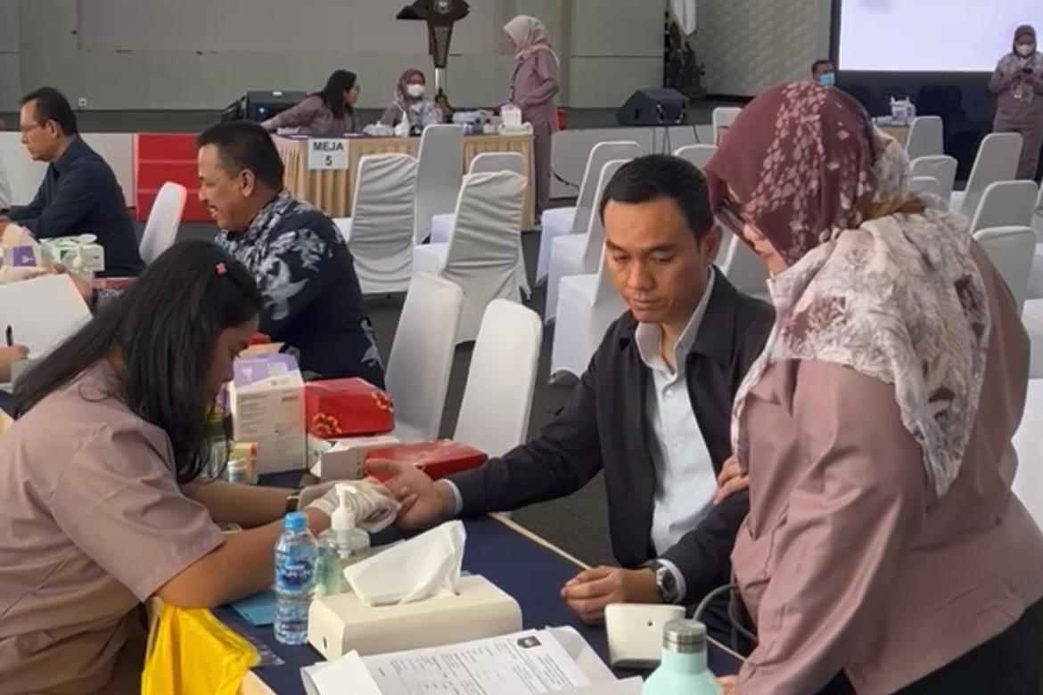 Bupati Kabupaten Ogan Komering Ilir (OKI) terpilih, H. Muchendi, dan wakilnya, Supriyanto, melakukan registrasi dan menjalani pemeriksaan kesehatan di Kementerian Dalam Negeri (Kemendagri) Republik Indonesia, Jakarta, pada hari Minggu, tanggal 16 Februari 2025. (BEKISARMEDIA/SIKUMBANG)