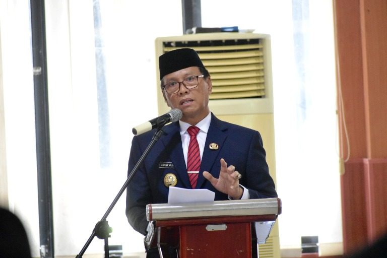 Pj. Bupati Kabupaten Ogan Komering Ilir (OKI), Asmar Wijaya, melantik 49 pejabat Struktural dan fungsional di jajaran Pemerintah Kabupaten (Pemkab) OKI pada hari Selasa, tanggal 18 Februari 2025. (BEKISARMEDIA/SIKUMBANG)