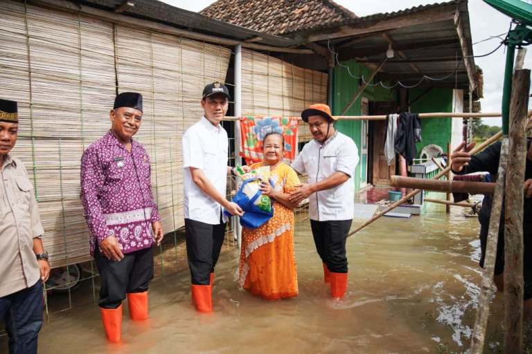 Bupati Kabupaten Ogan Komering Ilir (OKI), H. Muchendi, dan Wakil Bupati Kabupaten OKI, Supriyanto, langsung tancap gas meninjau warga terdampak banjir di Desa Rantai Durian Asli, Kecamatan Lempuing Jaya, pada hari Minggu, tanggal 2 Maret 2025. (BEKISARMEDIA/OYONG HAIRUDIN)