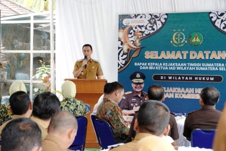 Bupati Kabupaten Ogan Komering Ilir, H. Muchendi, saat menghadiri acara kunjungan kerja Kepala Kejaksaan Tinggi (Kajati) Sumatera Selatan (Sumsel), Yulianto, di Kejari OKI, pada hari Senin, tanggal 3 Maret 2025. (BEKISARMEDIA/OYONG)