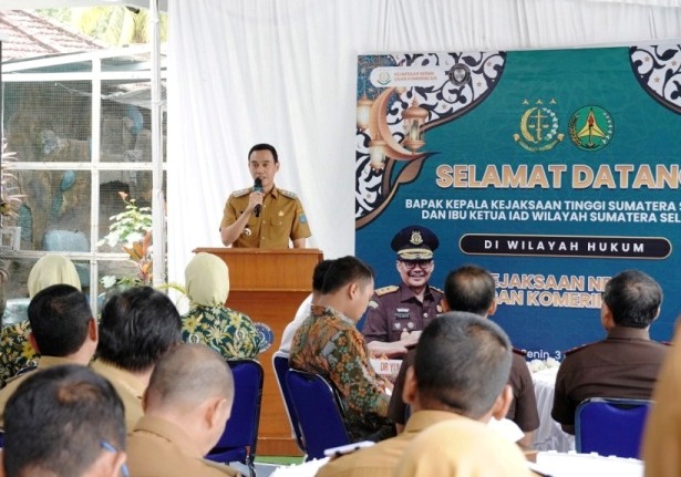 Bupati Kabupaten Ogan Komering Ilir, H. Muchendi, saat menghadiri acara kunjungan kerja Kepala Kejaksaan Tinggi (Kajati) Sumatera Selatan (Sumsel), Yulianto, di Kejari OKI, pada hari Senin, tanggal 3 Maret 2025. (BEKISARMEDIA/OYONG)