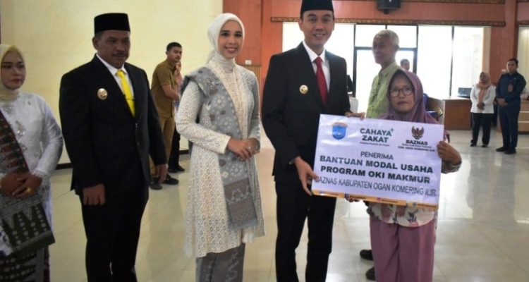 Bupati Kabupaten Ogan Komering Ilir, H. Muchendi Mahzareki, saat menghadiri acara pemberian bantuan modal tanpa usaha kepada pelaku usaha Mikro, Kecil, dan Menengah yang diselenggarakan oleh Badan Amil Zakat Nasional Kabupaten Ogan Komering Ilir, pada hari Selasa, tanggal 4 Maret 2025. (BEKISARMEDIA/OYONG)