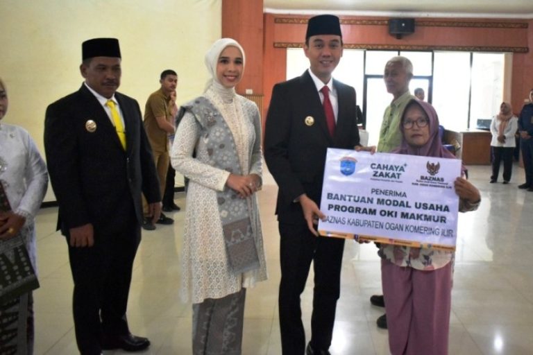 Bupati Kabupaten Ogan Komering Ilir, H. Muchendi Mahzareki, saat menghadiri acara pemberian bantuan modal tanpa usaha kepada pelaku usaha Mikro, Kecil, dan Menengah yang diselenggarakan oleh Badan Amil Zakat Nasional Kabupaten Ogan Komering Ilir, pada hari Selasa, tanggal 4 Maret 2025. (BEKISARMEDIA/OYONG)