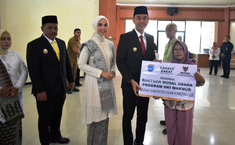 Bupati Kabupaten Ogan Komering Ilir, H. Muchendi Mahzareki, saat menghadiri acara pemberian bantuan modal tanpa usaha kepada pelaku usaha Mikro, Kecil, dan Menengah yang diselenggarakan oleh Badan Amil Zakat Nasional Kabupaten Ogan Komering Ilir, pada hari Selasa, tanggal 4 Maret 2025. (BEKISARMEDIA/OYONG)