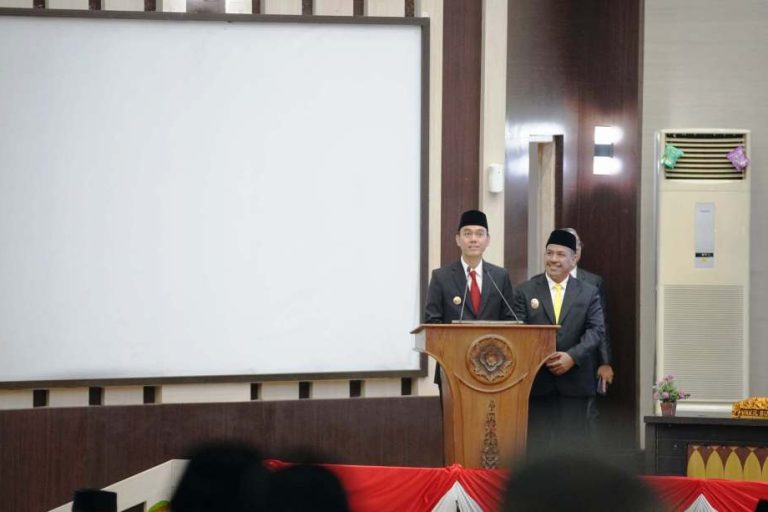 Bupati Kabupaten Ogan Komering Ilir, H. Muchendi, saat memberikan pidato perdana di Rapat Paripurna Dewan Perwakilan Rakyat Daerah Kabupaten Ogan Komering Ilir, pada hari Selasa, tanggal 4 Maret 2025. (BEKISARMEDIA/OYONG HAIRUDIN)