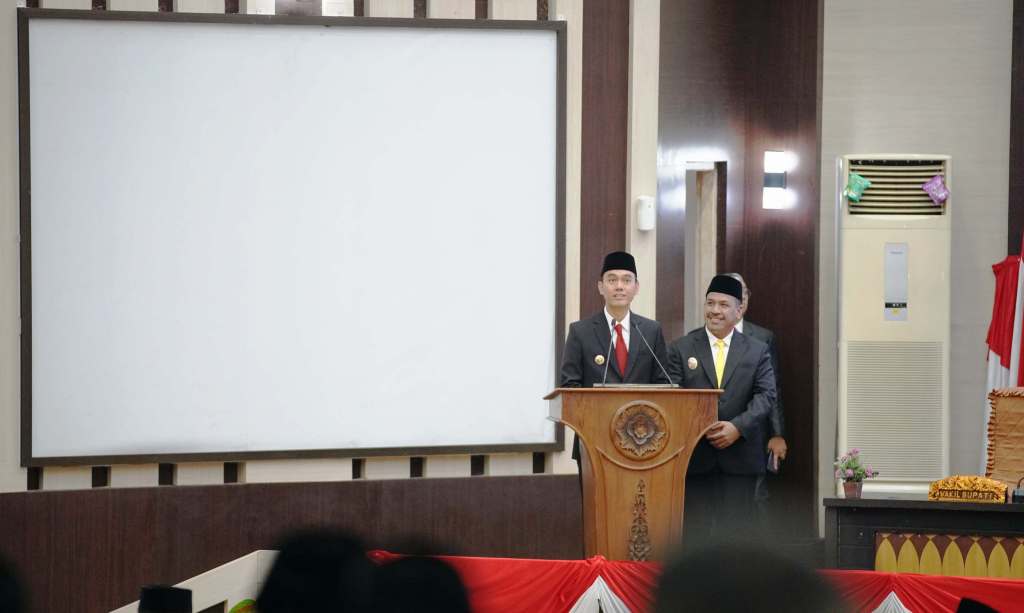 Bupati Kabupaten Ogan Komering Ilir, H. Muchendi, saat memberikan pidato perdana di Rapat Paripurna Dewan Perwakilan Rakyat Daerah Kabupaten Ogan Komering Ilir, pada hari Selasa, tanggal 4 Maret 2025. (BEKISARMEDIA/OYONG HAIRUDIN)