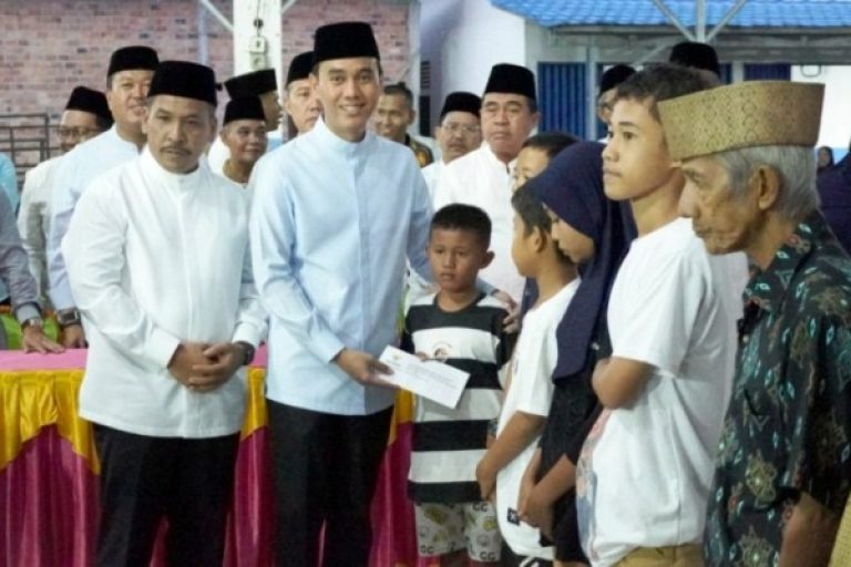 Bupati Kabupaten Ogan Komering Ilir (OKI), H. Muchendi, menggelar Safari Ramadan perdana di Desa Ulak Kemang, Kecamatan Pampangan, pada hari Rabu, tanggal 5 Maret 2025. (BEKISARMEDIA/SIKUMBANG)