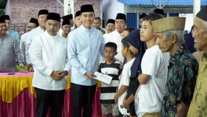 Bupati Kabupaten Ogan Komering Ilir (OKI), H. Muchendi, menggelar Safari Ramadan perdana di Desa Ulak Kemang, Kecamatan Pampangan, pada hari Rabu, tanggal 5 Maret 2025. (BEKISARMEDIA/SIKUMBANG)