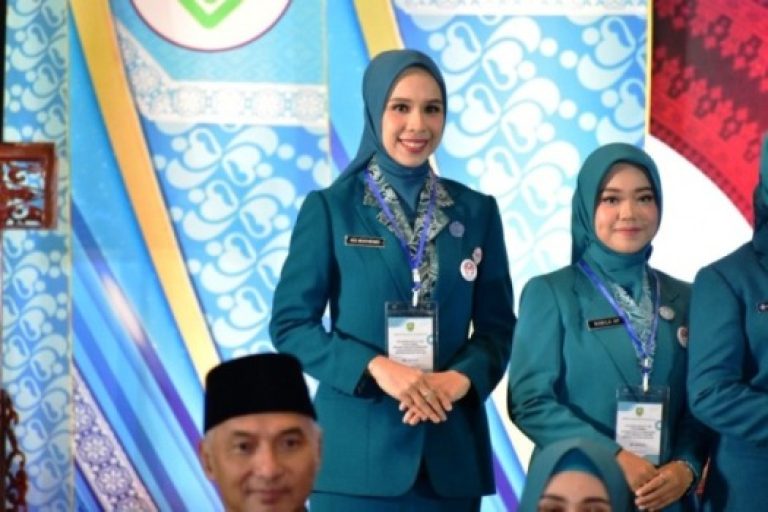 Ike Meilina secara resmi dilantik sebagai Ketua Tim Penggerak (TP) Pemberdayaan Kesejahteraan Keluarga (PKK) sekaligus Ketua Dewan Kerajinan Nasional Daerah (Dekranasda) serta Ketua Pembina Posyandu Kabupaten Ogan Komering Ilir (OKI) untuk masa bakti 2025-2030. (BEKISARMEDIA/SIKUMBANG)