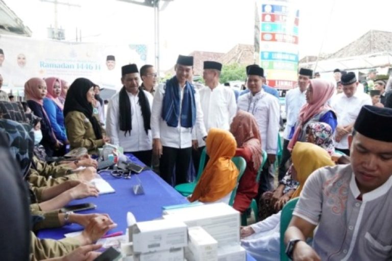 Bupati Ogan Komering Ilir (OKI), H. Muchendi, dan Wakil Bupati Kabupaten OKI, Supriyanto, menggelar Safari Ramadhan di Desa Bubusan, Kecamatan Jejawi, pada hari Jum'at, tanggal 7 Maret 2025. (BEKISARMEDIA/SIKUMBANG)