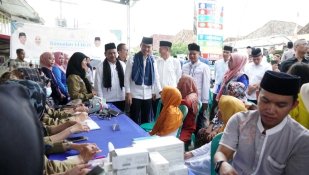 Bupati Ogan Komering Ilir (OKI), H. Muchendi, dan Wakil Bupati Kabupaten OKI, Supriyanto, menggelar Safari Ramadhan di Desa Bubusan, Kecamatan Jejawi, pada hari Jum'at, tanggal 7 Maret 2025. (BEKISARMEDIA/SIKUMBANG)