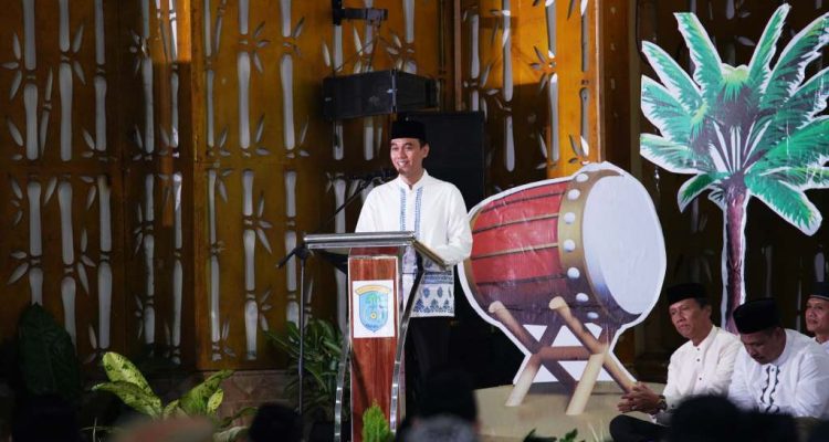 Bupati Kabupaten Ogan Komering Ilir, H. Muchendi, memberikan kata sambutan pada acara silaturahmi dan buka bersama jajaran legislatif dan masyarakat Kabupaten OKI di Pendopo Kabupatenan, Kayuagung, pada hari Minggu, tanggal 09 Maret 2025. (BEKISARMEDIA/SIKUMBANG)