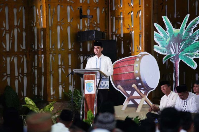 Bupati Kabupaten Ogan Komering Ilir, H. Muchendi, memberikan kata sambutan pada acara silaturahmi dan buka bersama jajaran legislatif dan masyarakat Kabupaten OKI di Pendopo Kabupatenan, Kayuagung, pada hari Minggu, tanggal 09 Maret 2025. (BEKISARMEDIA/SIKUMBANG)