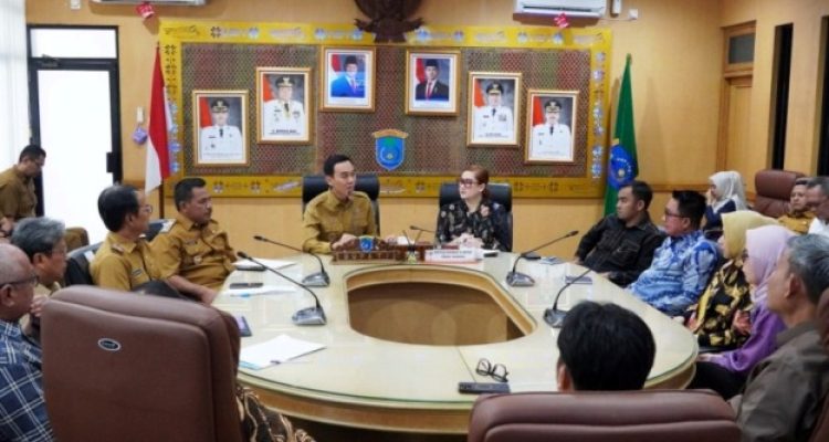 Bupati Kabupaten Ogan Komering Ilir, H. Muchendi, saat menerima kunjungan Anggota Komisi II DPRD Sumsel di Kantor Bupati Kabupaten OKI, pada hari Senin, tanggal 10 Maret 2025. (BEKISARMEDIA/SIKUMBANG)